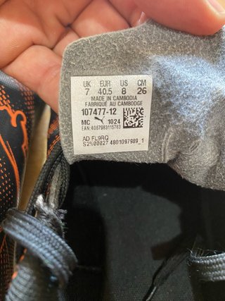 Botas de fútbol Puma negras y naranjas