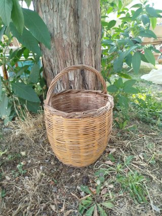 Cesta de mimbre artesanal
