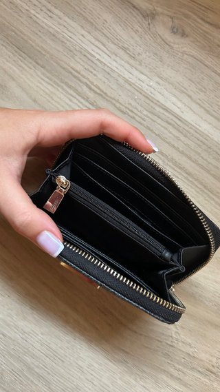 Cartera Guess Negra con detalles dorados
