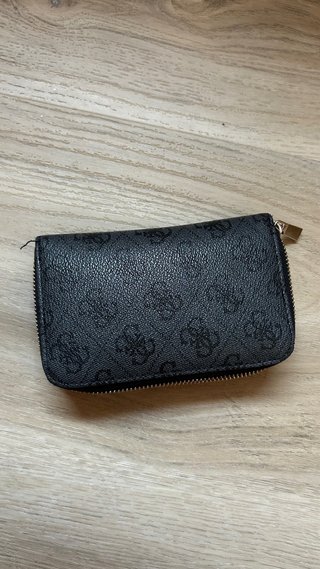 Cartera Guess Negra con detalles dorados