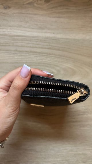 Cartera Guess Negra con detalles dorados