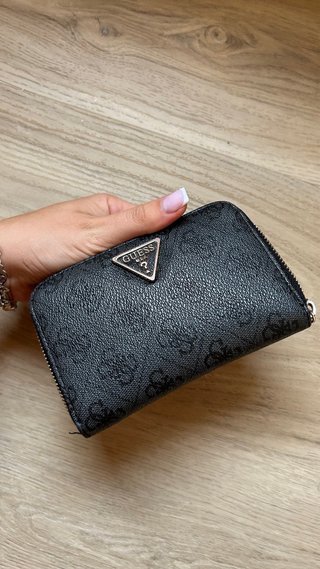 Cartera Guess Negra con detalles dorados