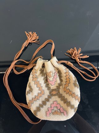 Bandolera con pedrería y flecos