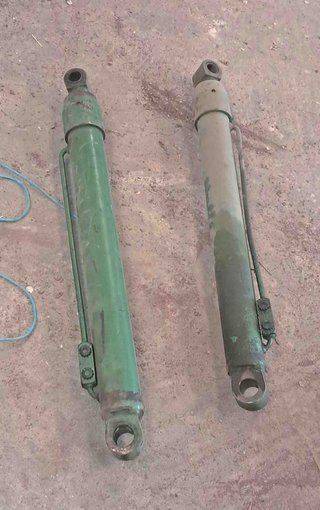 2 botellas hidraulicas pala BMH John Deere 4420.