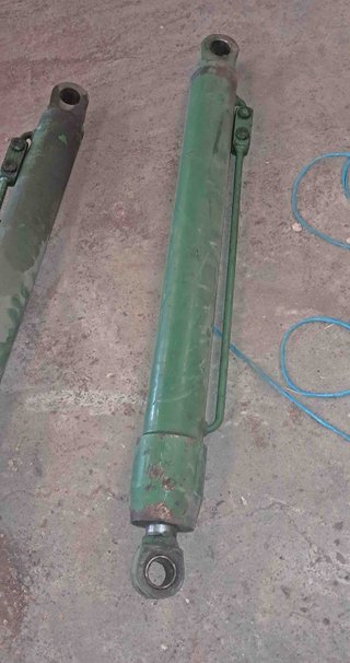 2 botellas hidraulicas pala BMH John Deere 4420.