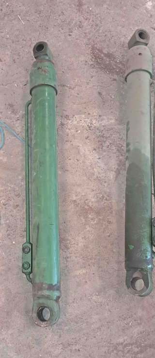 2 botellas hidraulicas pala BMH John Deere 4420.