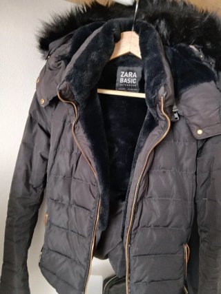 Chaqueta Zara Negra con Capucha y Pelo