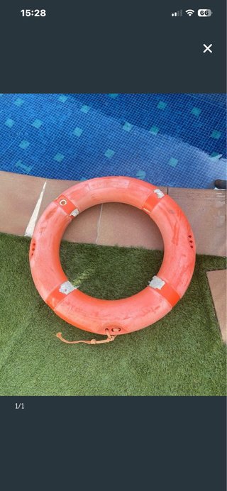 Salvavidas naranja tipo anillo