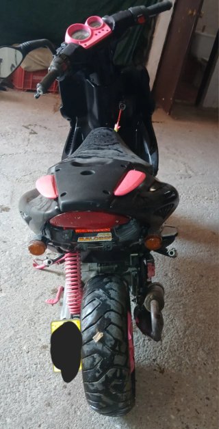 Yamaha Aerox 50cc Scooter Negra y Rosa