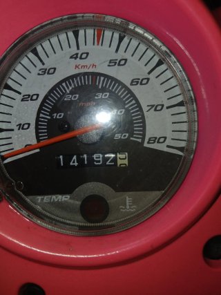 Yamaha Aerox 50cc Scooter Negra y Rosa