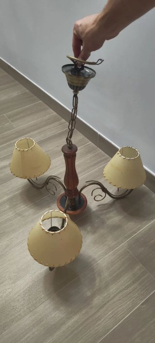 Lámpara de madera y metal