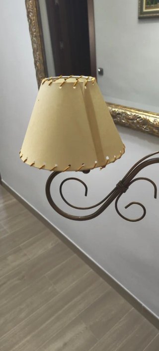 Lámpara de madera y metal