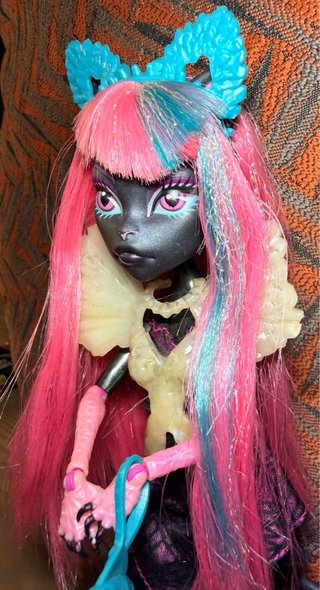 Monster High Catty Noir  Muñeca esta desgastada