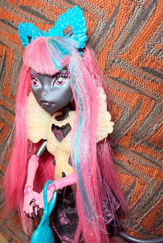 Monster High Catty Noir  Muñeca esta desgastada