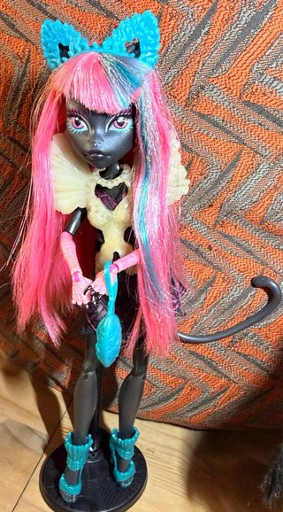 Monster High Catty Noir  Muñeca esta desgastada