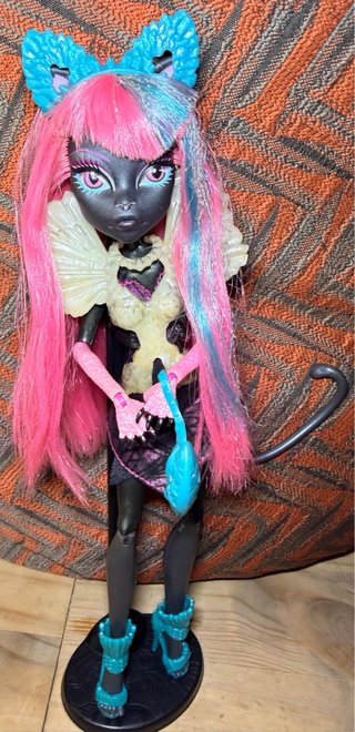 Monster High Catty Noir  Muñeca esta desgastada