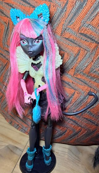 Monster High Catty Noir  Muñeca esta desgastada