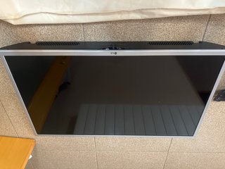Smart TV 32” LG con soporte y funda