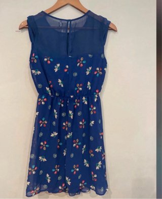 Vestido de verano azul floral