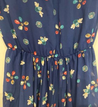 Vestido de verano azul floral