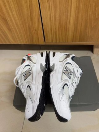 New Balance 530 Talla 45 Plata/Blanco