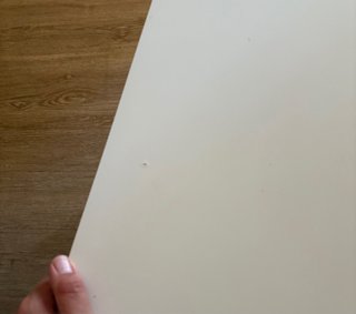 Mesa infantil blanca y azul Ikea.
