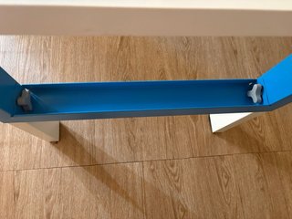 Mesa infantil blanca y azul Ikea.
