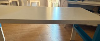 Mesa infantil blanca y azul Ikea.