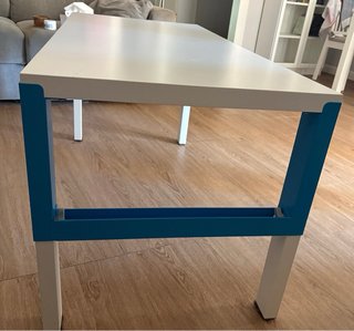 Mesa infantil blanca y azul Ikea.