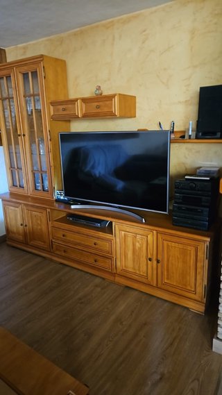 Mueble de pino con vitrina