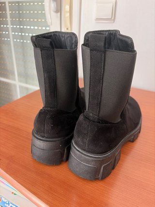 Botas negras de ante y elásticas sin marca