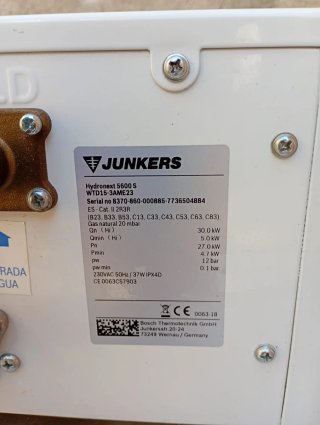 Calentador de agua Junkers blanco