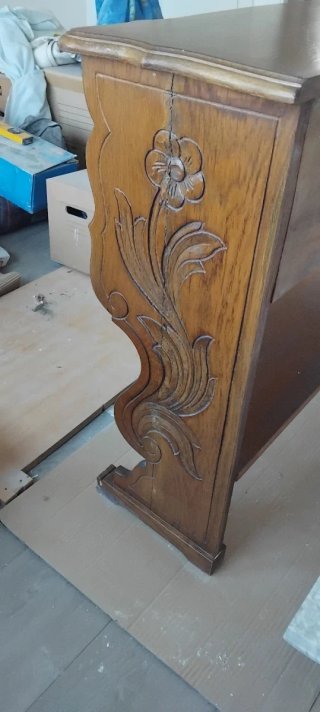 Mueble recibidor de madera tallada.