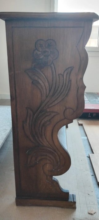 Mueble recibidor de madera tallada.