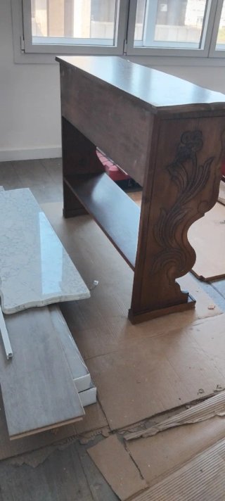 Mueble recibidor de madera tallada.