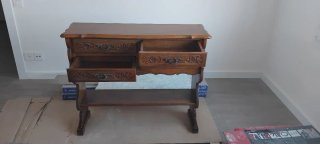 Mueble recibidor de madera tallada.