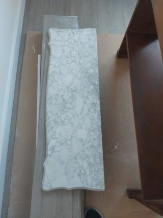 Mueble recibidor de madera tallada.