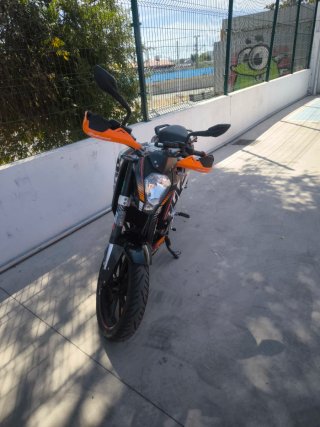 KTM 125 Duke Negra y Naranja