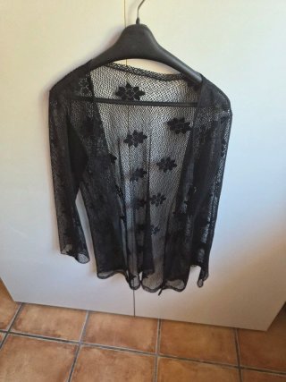 Elegante chaqueta de encaje negro