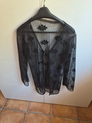 Elegante chaqueta de encaje negro