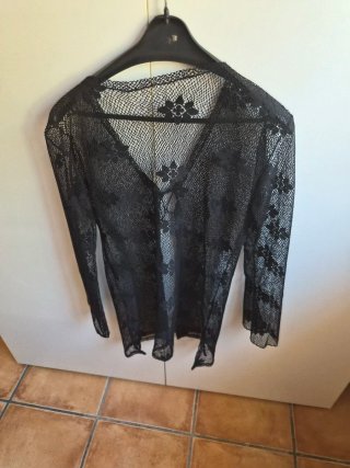 Elegante chaqueta de encaje negro