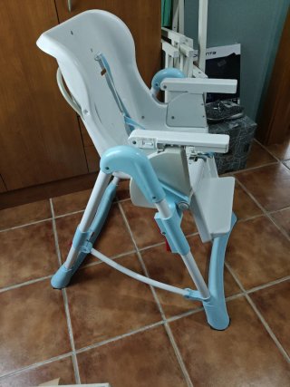 Trona de bebé blanca y azul