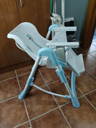 Trona de bebé blanca y azul