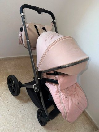 Carro de bebé rosa