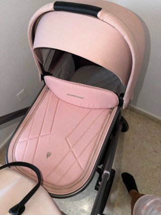 Carro de bebé rosa