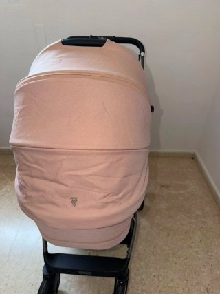 Carro de bebé rosa