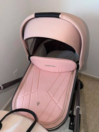 Carro de bebé rosa
