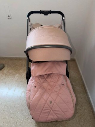 Carro de bebé rosa