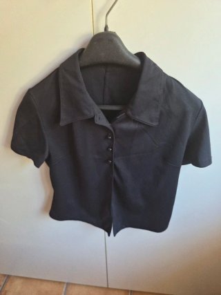 Blusa negra corta con 3 botones