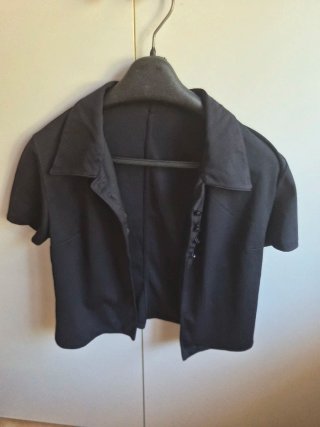 Blusa negra corta con 3 botones